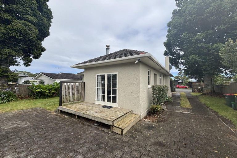 Photo of property in 17 Wallath Road, Westown, New Plymouth, 4310