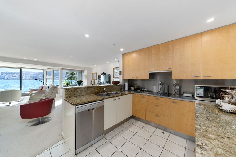 Photo of property in 318 Oriental Parade, Oriental Bay, Wellington, 6011