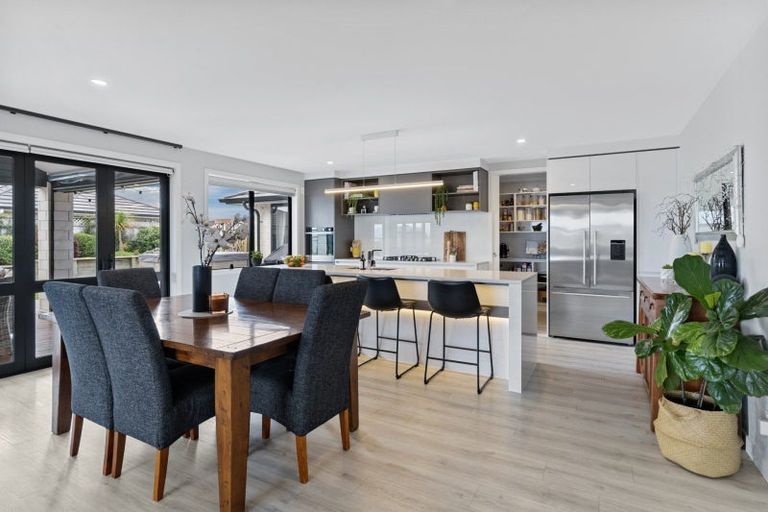 Photo of property in 2 Olive Close, Omokoroa, 3114