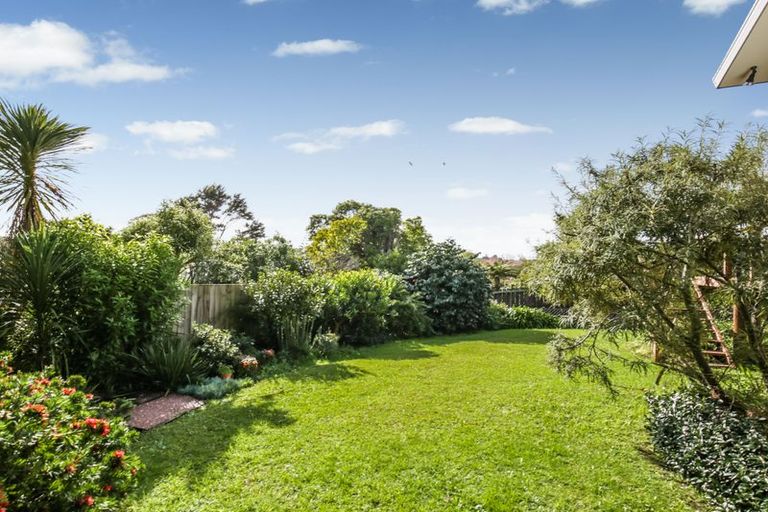 Photo of property in 17 Avonleigh Road, Green Bay, Auckland, 0604