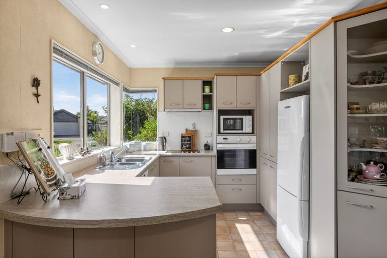 Photo of property in 4 Mcleod Place, Papamoa Beach, Papamoa, 3118