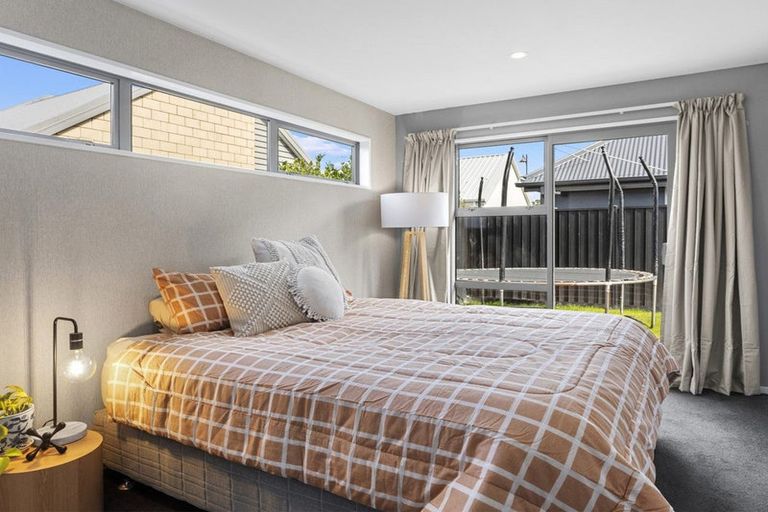 Photo of property in 17 Westhaven Grove, Takaro, Palmerston North, 4412