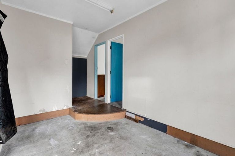 Photo of property in 12 Seaview Road, Marfell, New Plymouth, 4310