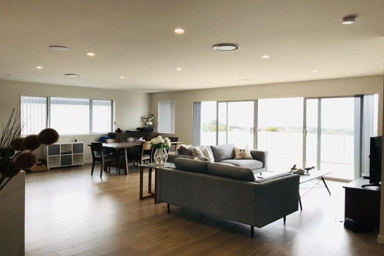 Photo of property in 499b East Coast Road, Murrays Bay, Auckland, 0630