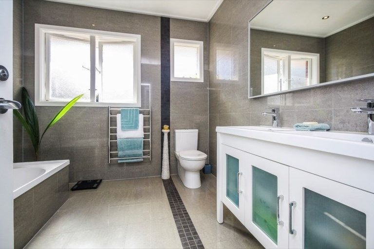 Photo of property in 12 Maui Street, New Lynn, Auckland, 0600