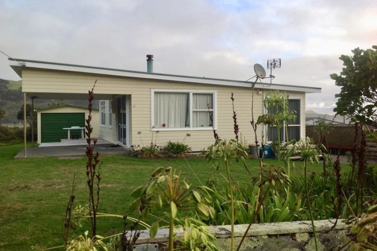 Photo of property in 1 Beach Road, Mokau, 4376