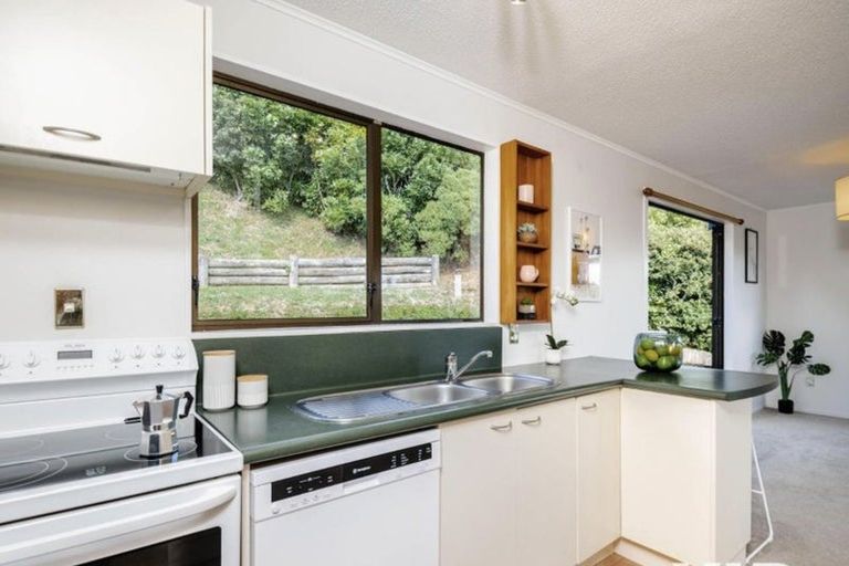 Photo of property in 44 Colchester Crescent, Newlands, Wellington, 6037