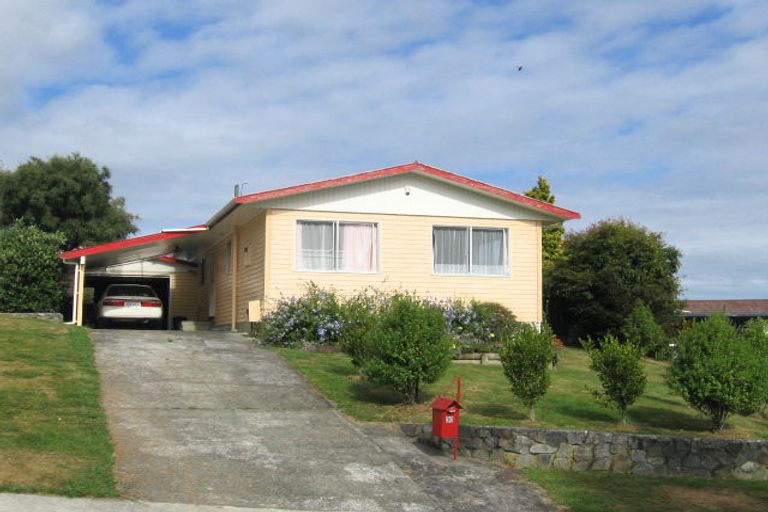 Photo of property in 30 Vista Crescent, Maoribank, Upper Hutt, 5018