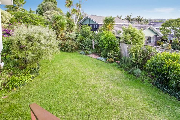 Photo of property in 17 Avonleigh Road, Green Bay, Auckland, 0604