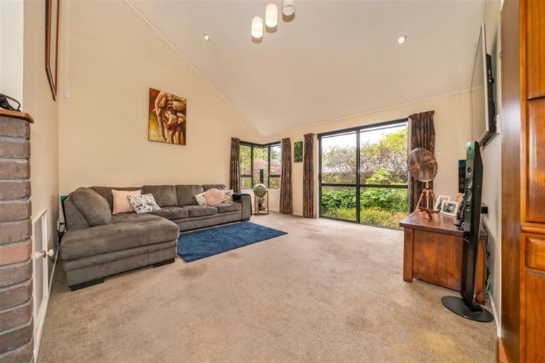 Photo of property in 21 Elmslie Road, Pinehaven, Upper Hutt, 5019