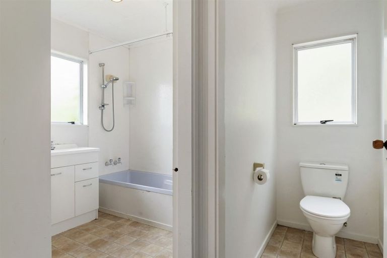 Photo of property in 2/27 Witheford Drive, Bayview, Auckland, 0629