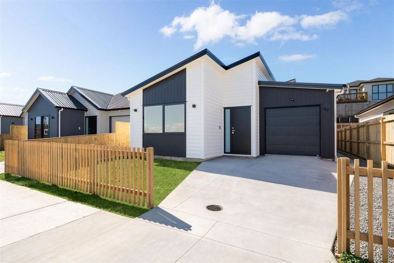 Photo of property in 28 Whakairo Crescent, Gulf Harbour, 0930