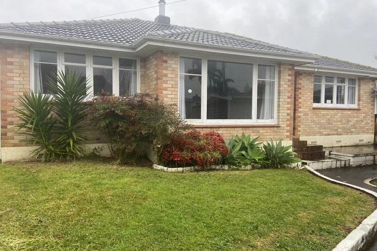 Photo of property in 2b Springbank Lane, Te Atatu Peninsula, Auckland, 0610