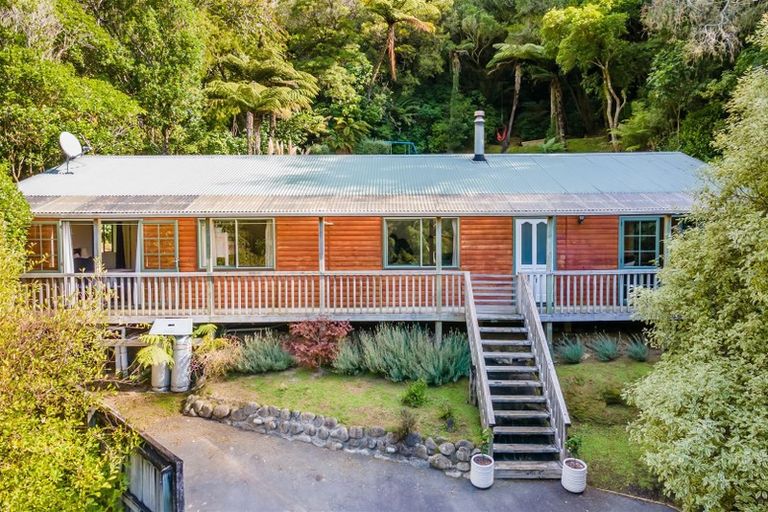 Photo of property in 116 Pinehaven Road, Pinehaven, Upper Hutt, 5019