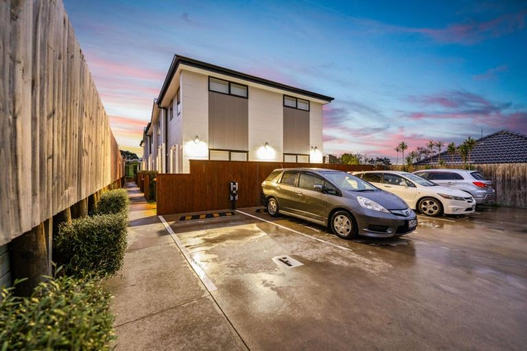 Photo of property in 52f Vodanovich Road, Te Atatu South, Auckland, 0610