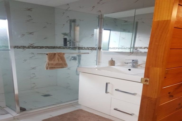 Photo of property in 6 Gardone Terrace, Conifer Grove, Takanini, 2112