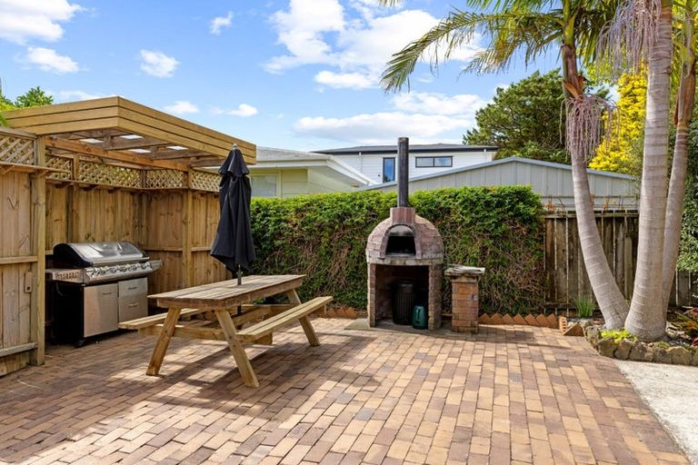Photo of property in 43 Rewarewa Road, Te Atatu Peninsula, Auckland, 0610