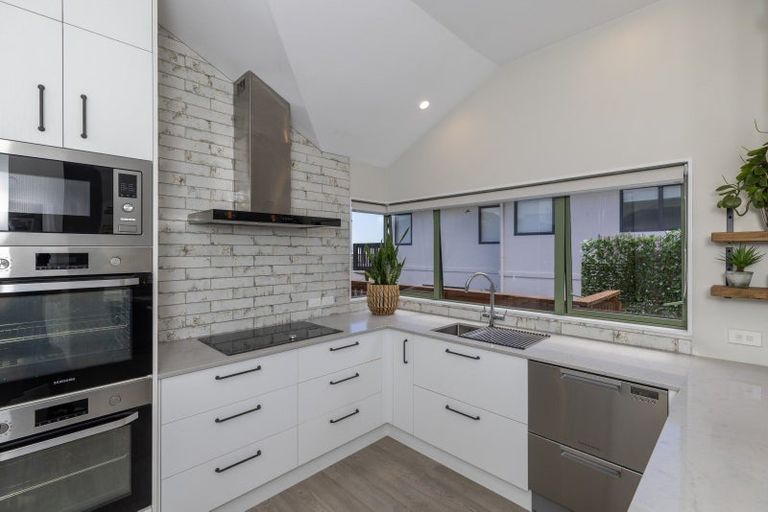 Photo of property in 56 Kakariki Grove, Waikanae, 5036