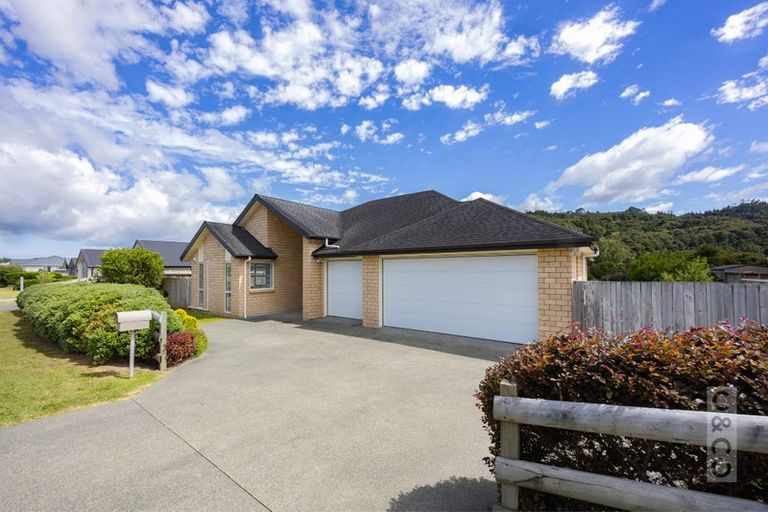 Photo of property in 16 Fruitlands Road, Kumeu, 0810