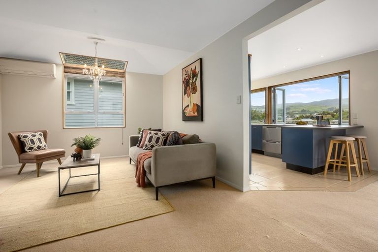 Photo of property in 15 Tainui Terrace, Tawa, Wellington, 5028