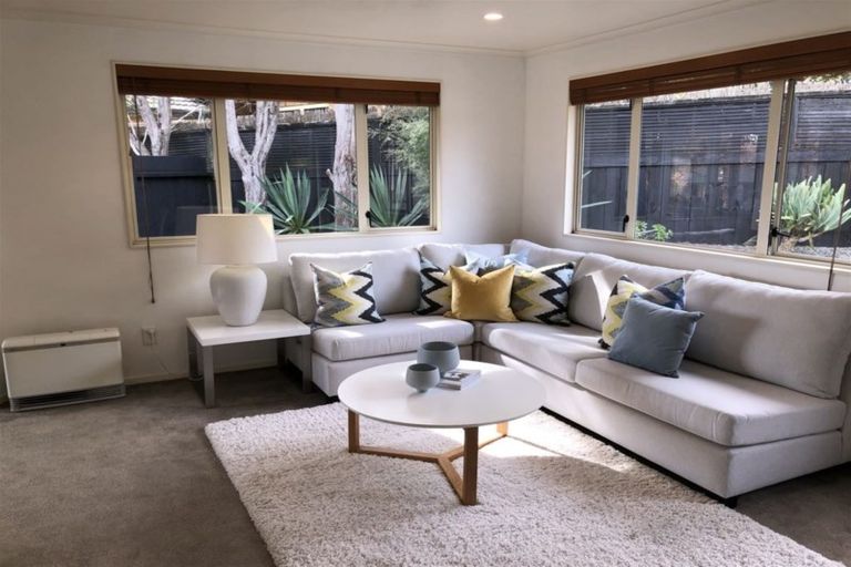 Photo of property in 8 Red Oak Place, Schnapper Rock, Auckland, 0632