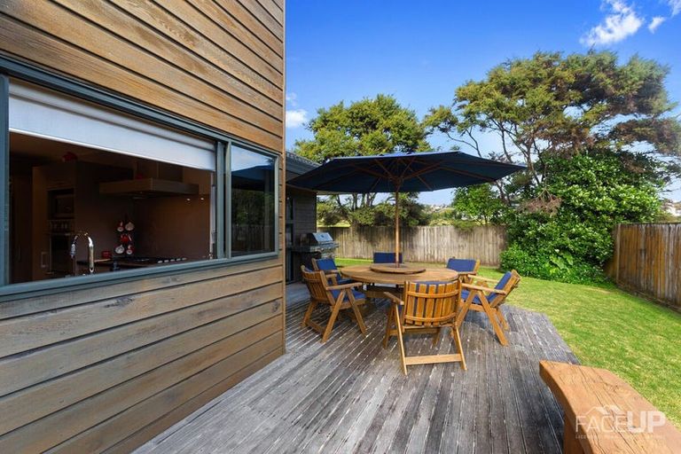 Photo of property in 18 Rosetti Rise, West Harbour, Auckland, 0618