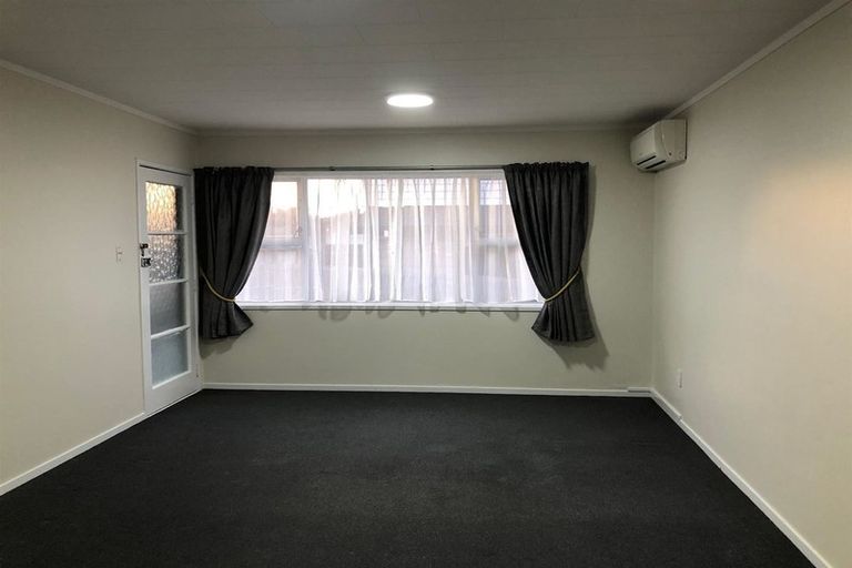 Photo of property in 3/305 Great North Road, Henderson, Auckland, 0612