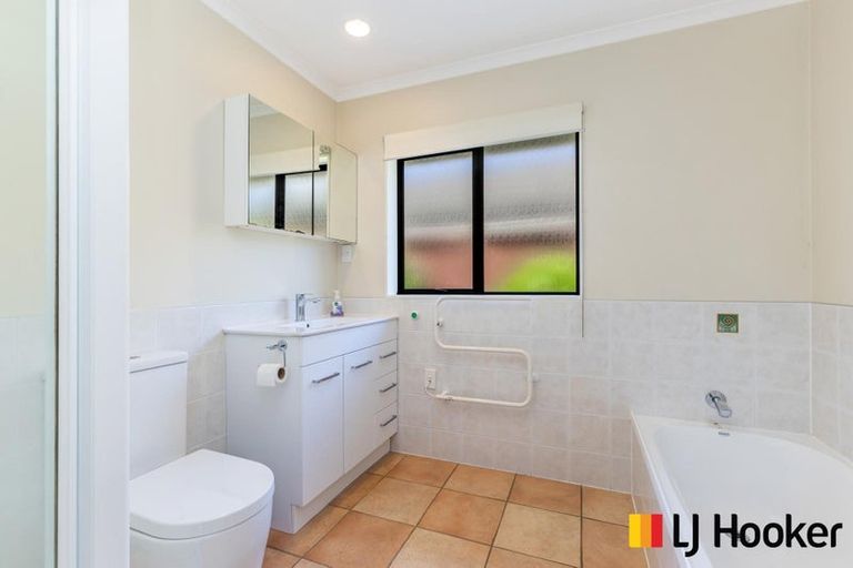 Photo of property in 4 Croftview Road, Wattle Downs, Auckland, 2103