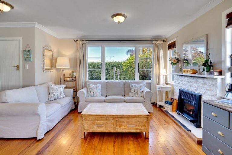 Photo of property in 17 Sackville Street, Martinborough, 5711