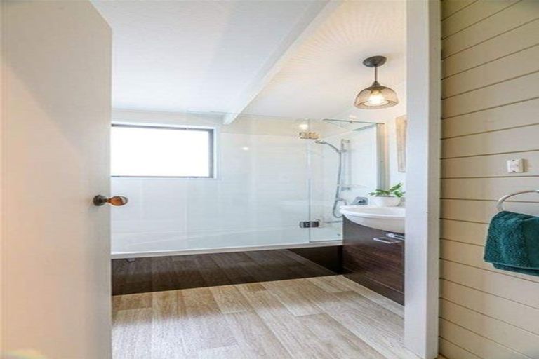 Photo of property in 100 Sturges Road, Henderson, Auckland, 0612