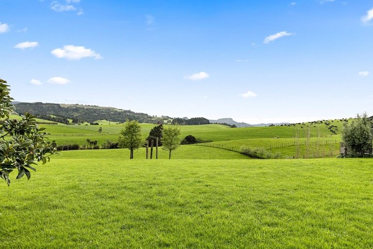 Photo of property in 30 Tamahunga Drive, Matakana, 0985