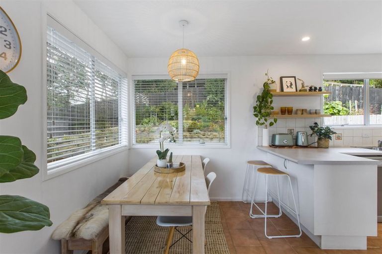 Photo of property in 1/12 Wanita Place, Totara Vale, Auckland, 0629