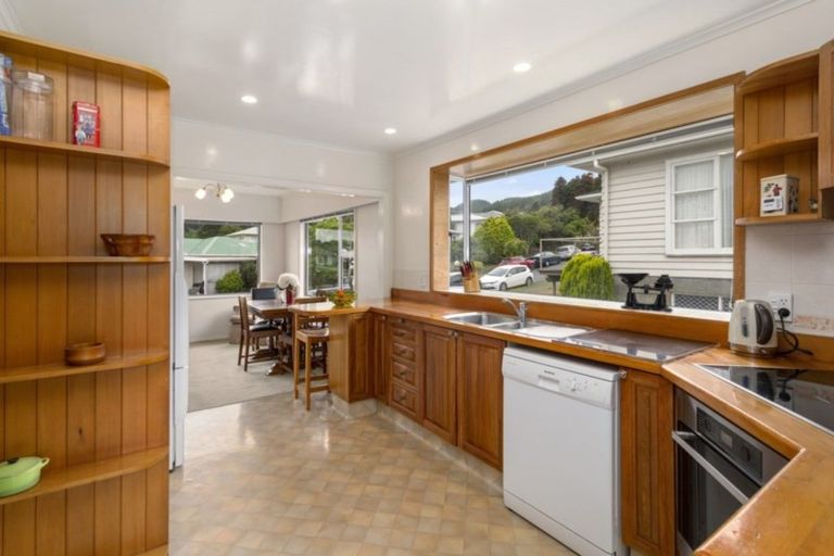 Photo of property in 64 Raroa Terrace, Tawa, Wellington, 5028