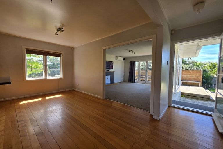 Photo of property in 1 Ward Crescent, Te Atatu Peninsula, Auckland, 0610