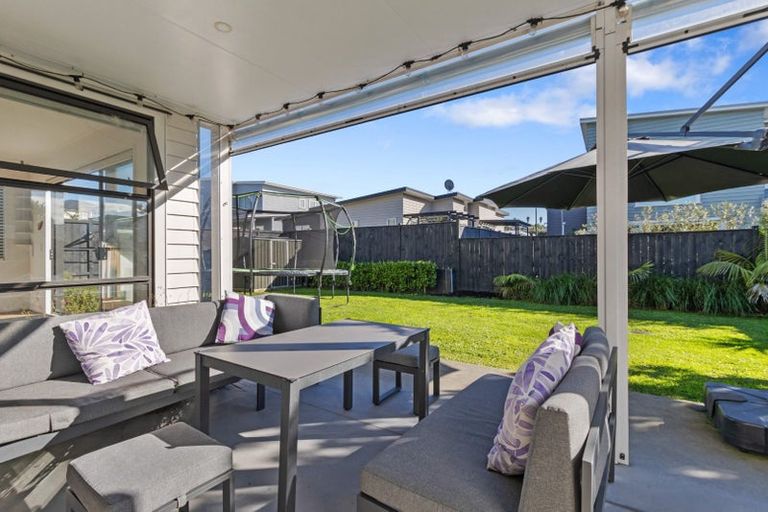 Photo of property in 10 Onekura Street, Red Beach, 0932