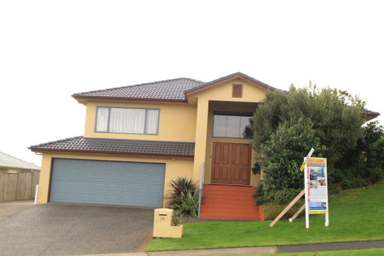 Photo of property in 23 Corta Bella Place, Golflands, Auckland, 2013