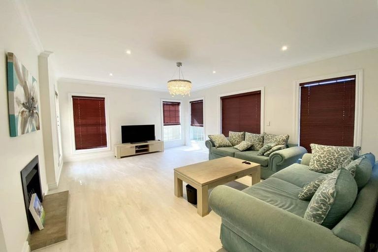 Photo of property in 2/36 Greenvalley Rise, Glenfield, Auckland, 0629