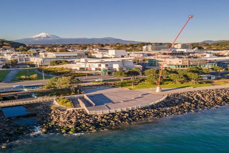 Photo of property in 62 Waiwaka Terrace, Strandon, New Plymouth, 4312