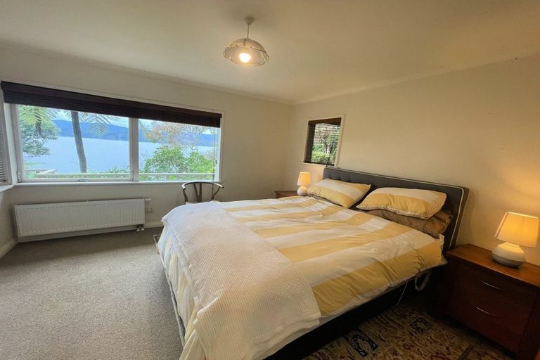 Photo of property in 18 Fortification Road, Karaka Bays, Wellington, 6022