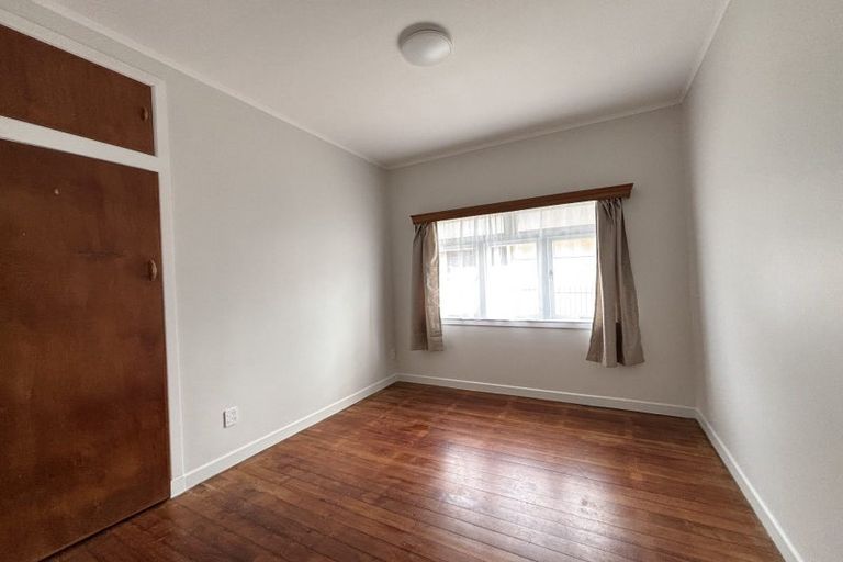 Photo of property in 39 Staveley Avenue, Mount Roskill, Auckland, 1041