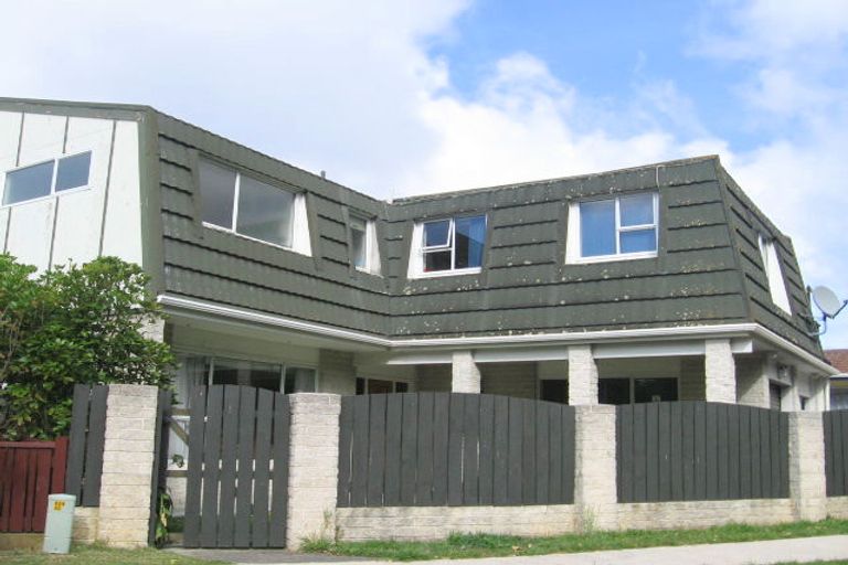 Photo of property in 84 Akaroa Drive, Maupuia, Wellington, 6022