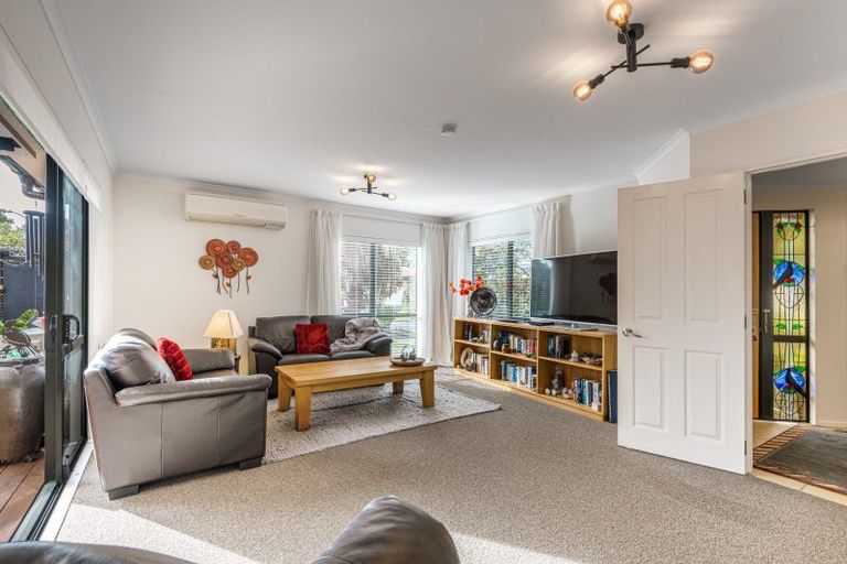 Photo of property in 17 Ryehill Close, New Lynn, Auckland, 0600