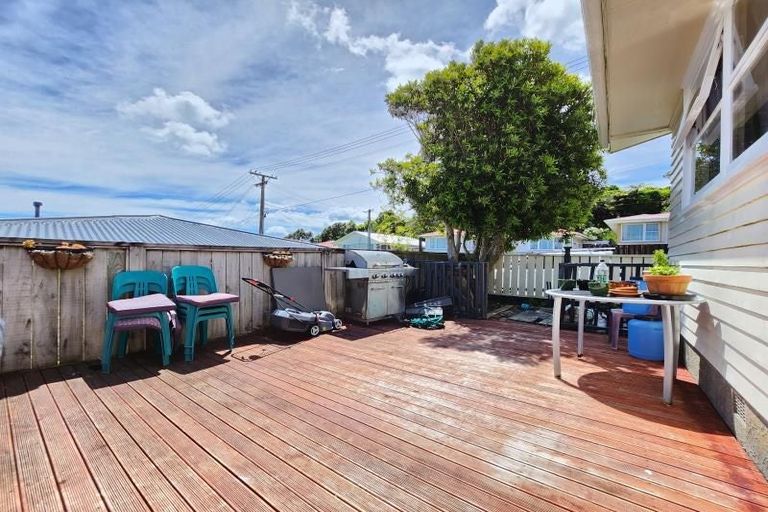 Photo of property in 18 Catherine Crescent, Paparangi, Wellington, 6037