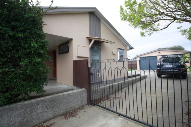 Photo of property in 6 Adams Place, Kelvin Grove, Palmerston North, 4414