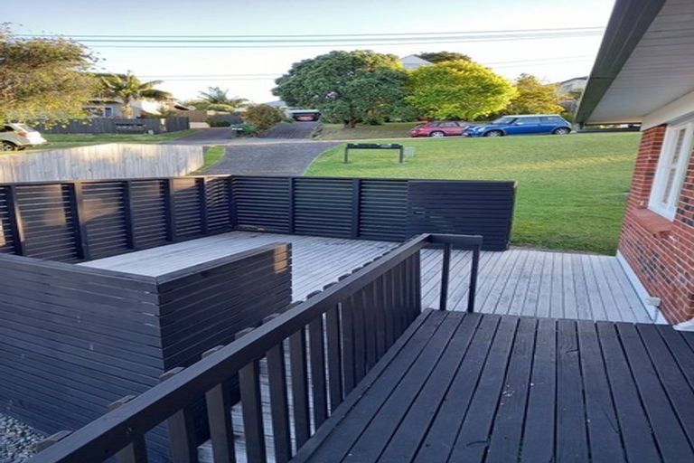 Photo of property in 1/20 Penning Road, Castor Bay, Auckland, 0620