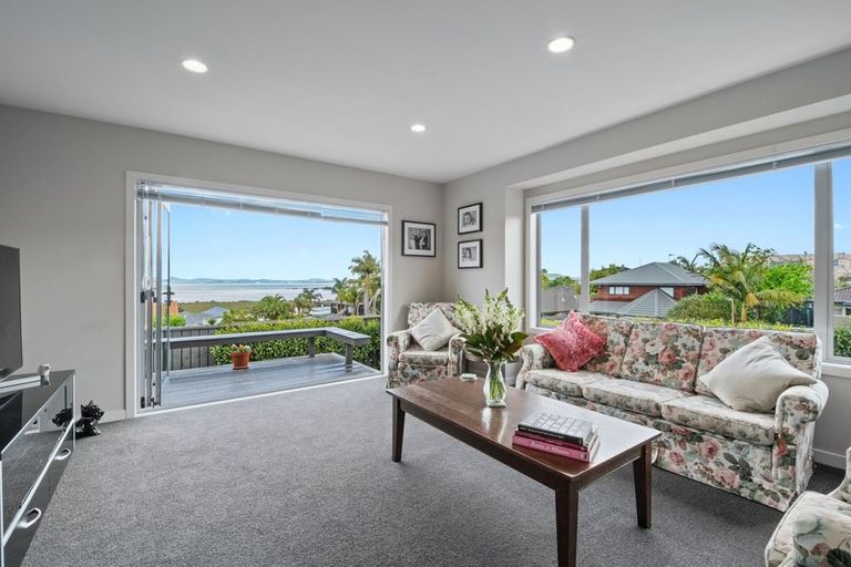 Photo of property in 2 Oakpark Place, West Harbour, Auckland, 0618