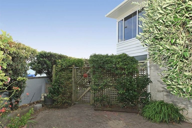 Photo of property in 1a Gill Road, Lowry Bay, Lower Hutt, 5013