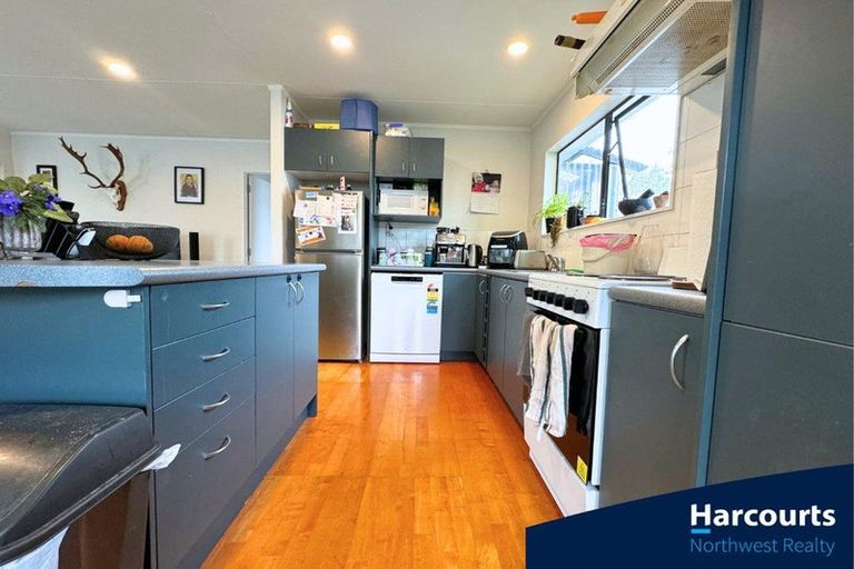 Photo of property in 124 Moire Road, West Harbour, Auckland, 0618