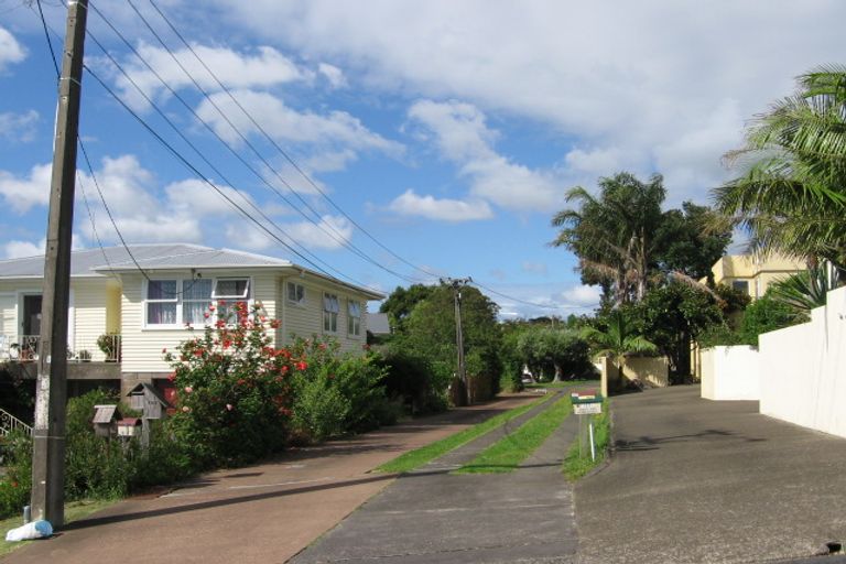 Photo of property in 123 Exmouth Road, Northcote, Auckland, 0627