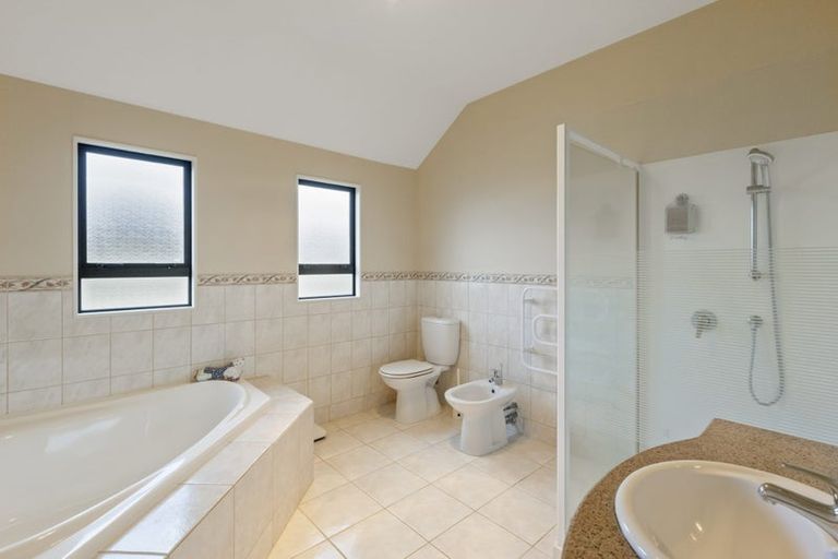 Photo of property in 24 Beach Road, Te Atatu Peninsula, Auckland, 0610